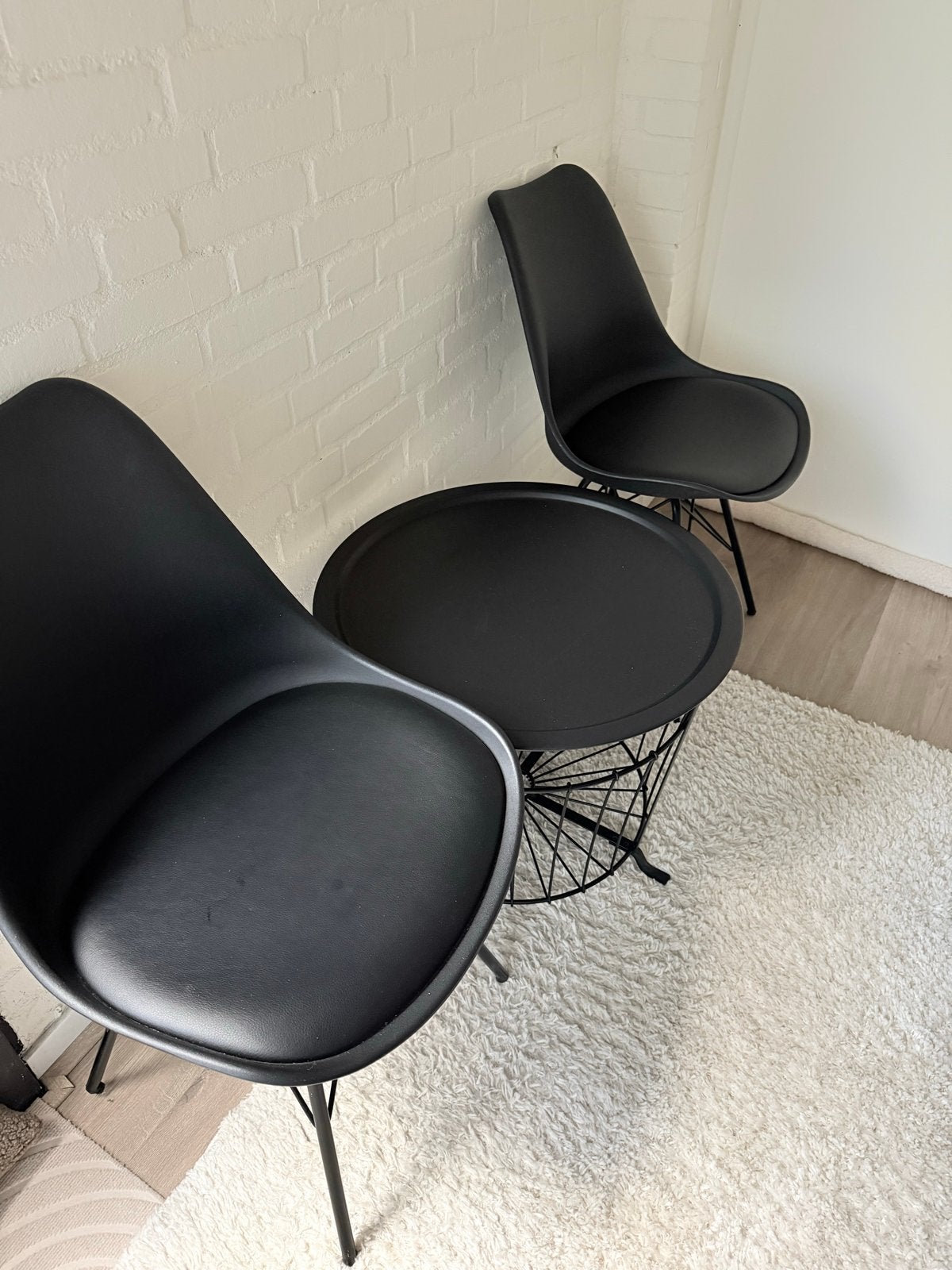 Set van 2 zwarte stoelen met bijzettafel, Huis en Inrichting, Stoelen, Ophalen, Kunststof, Gebruikt, Twee