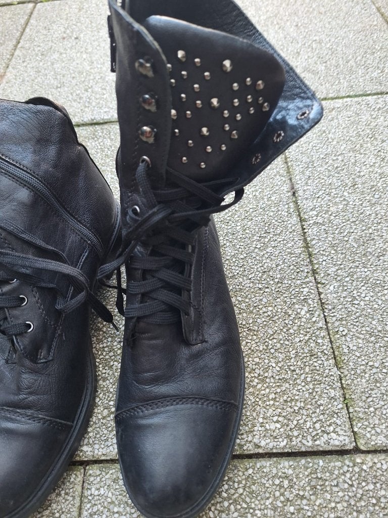 Zwarte leren veterlaarzen met studs, Zwart, Lage of Enkellaarzen, Ophalen of Verzenden, Linea Zeta