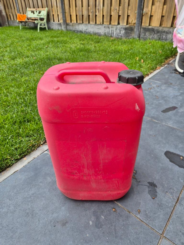 Rode jerrycan 25-30 liter, afmetingen 45x28x23 cm, Ophalen of Verzenden, Gebruikt