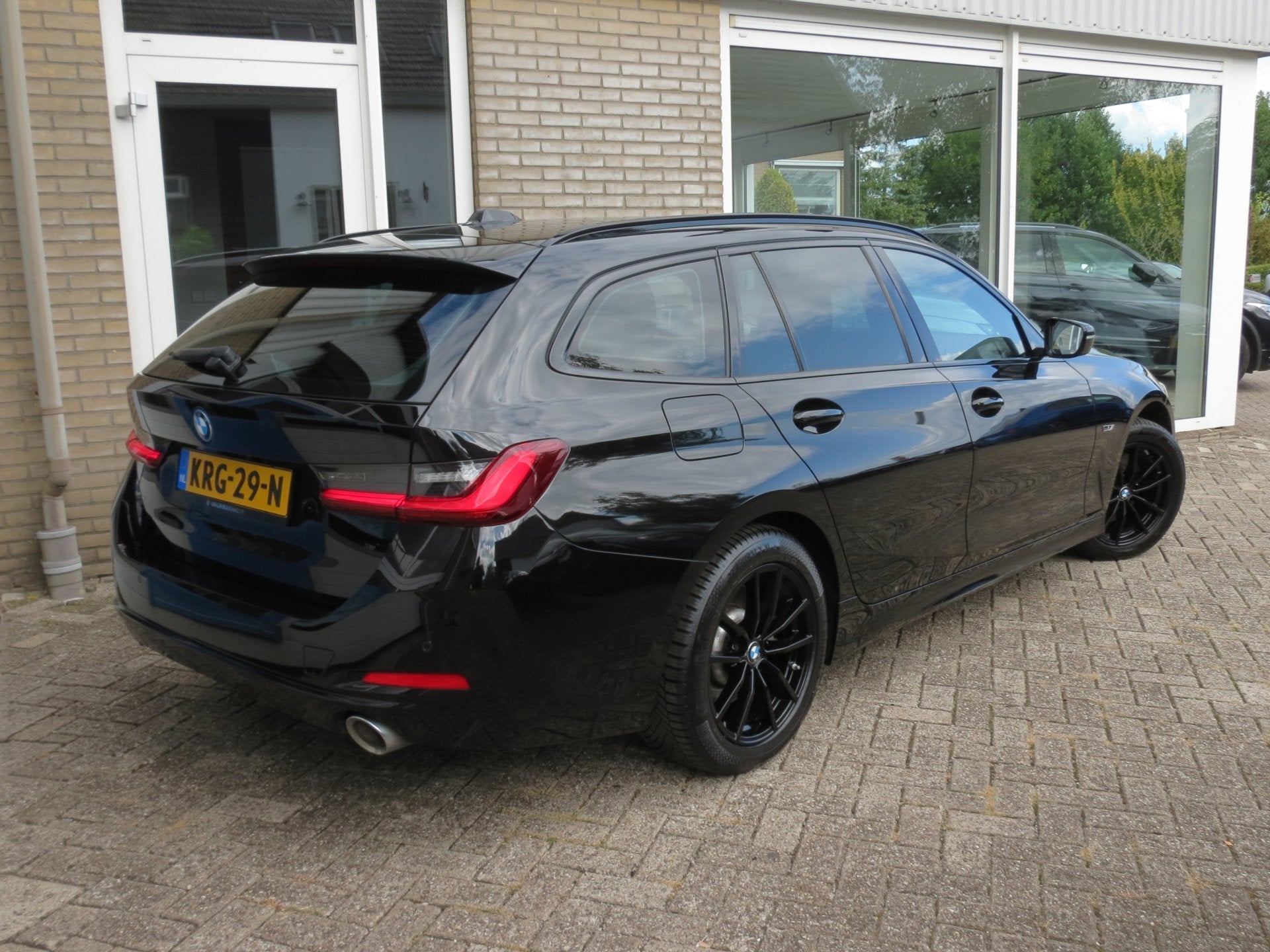 BMW 3-serie Touring 320e BLACK LINE Wide screen|Live Cockpit, Auto's, Gebruikt, Euro 6, 4 cilinders, Zwart