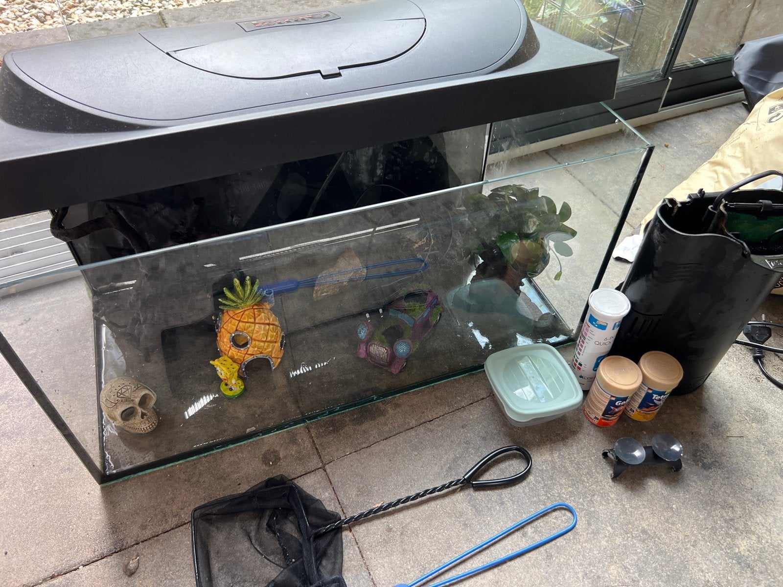 Aquarium met diverse toebehoren, Ophalen