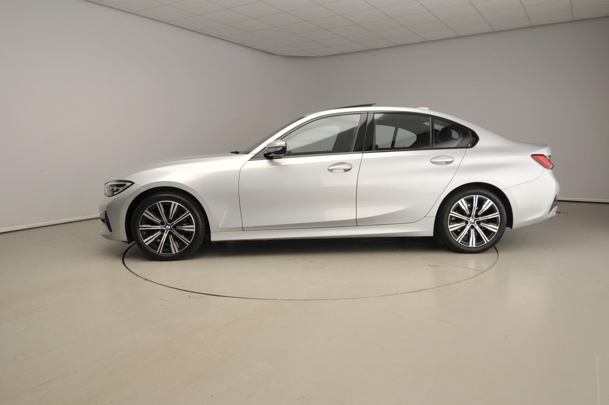 BMW 3-serie Sedan 320i | LED | Navigatie | Schuifdak | Sport, Auto's, BMW, Automaat, Achterwielaandrijving, Gebruikt, 4 cilinders