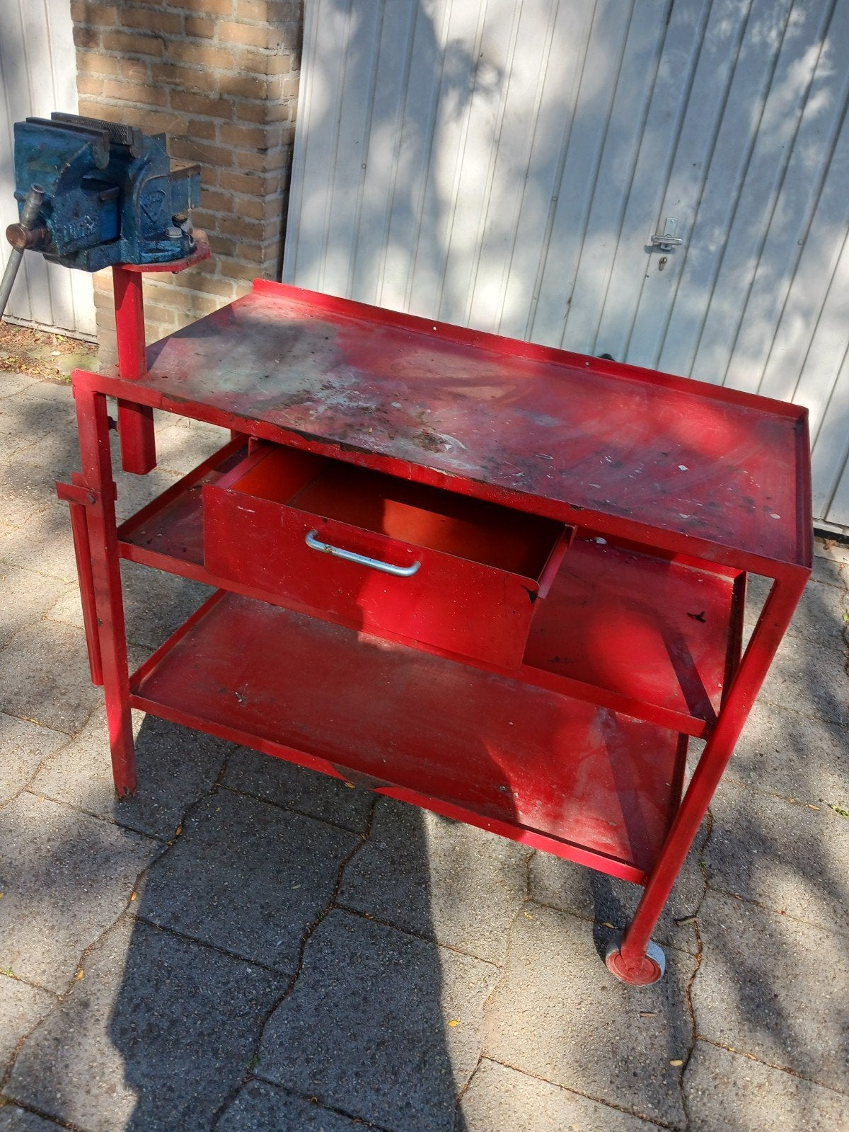 Foto 2 van werkbank bankschroef met lade
