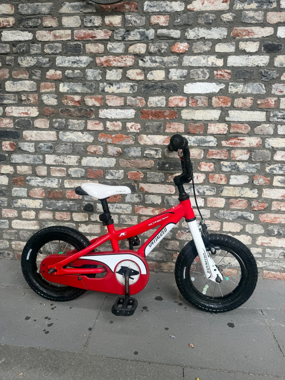 Specialized Hotrock A1 12 inch kinderfiets - rood/wit, Ophalen, Gebruikt, Terugtraprem, Minder dan 16 inch