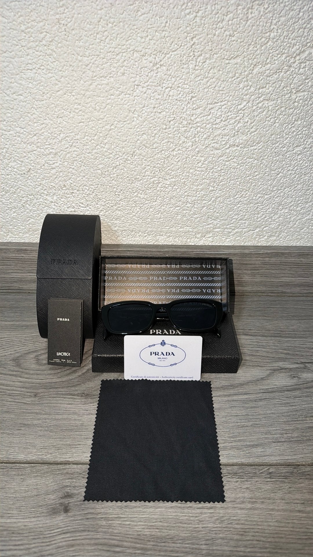 Prada milano bril met accesoires nieuw ongebruikt in doos!, Sieraden, Tassen en Uiterlijk, Zonnebrillen en Brillen | Dames, Zonnebril