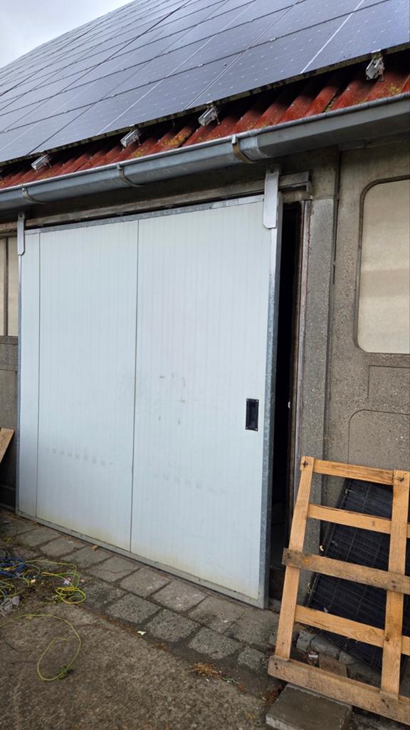Witte schuifdeuren voor garage of schuur, Gebruikt, Garagedeur, Ophalen of Verzenden, Schuifdeur