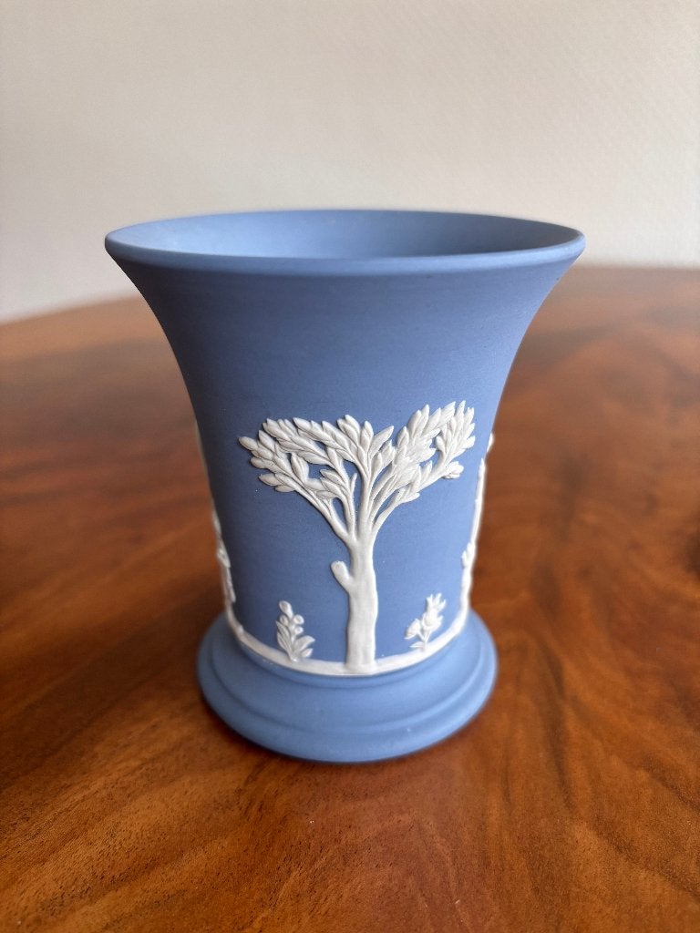  Vintage Wedgwood Jasperware blauwe trompetvaas, wit reliëf., Ophalen of Verzenden