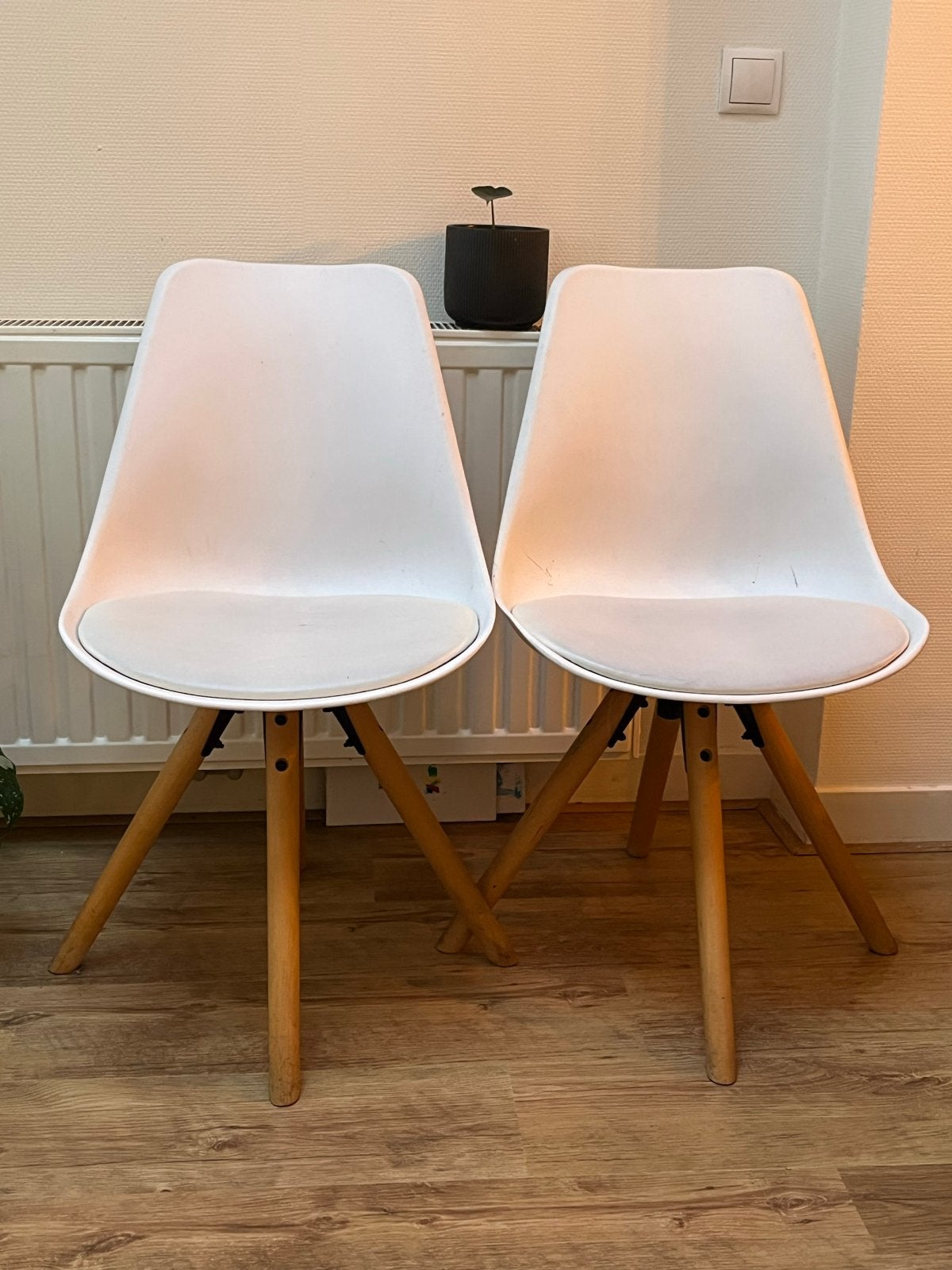 Set van 2 Witte Eetkamerstoelen met Houten Poten, Ophalen, Gebruikt, Twee, Wit