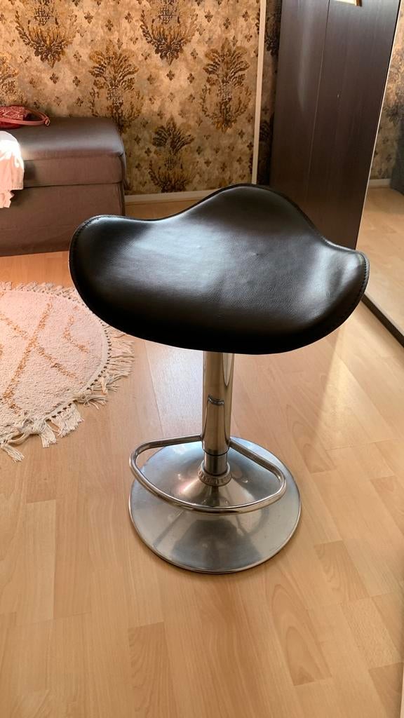 Zwarte barkruk met metalen onderstel, Ophalen, Gebruikt, In hoogte verstelbaar, 60 tot 90 cm