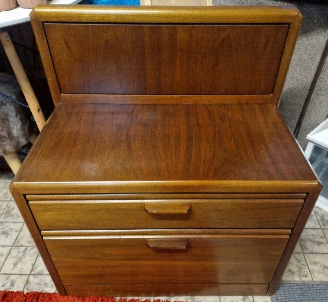 Vintage kastje met twee lades, Ophalen