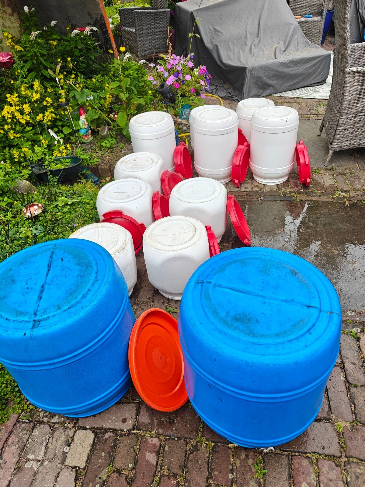 Diverse plastic waterdichte vaten met deksels - wit en blauw, Ophalen, Gebruikt