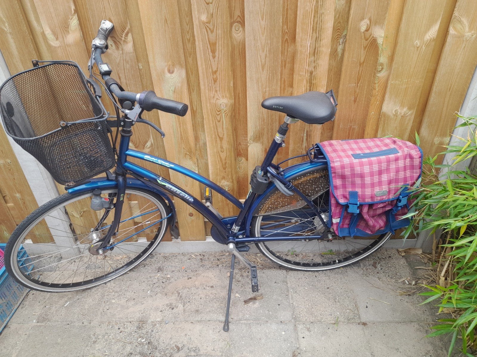 Gazelle fiets met mand en fietstassen, Ophalen, Velgrem, Versnellingen, Gazelle