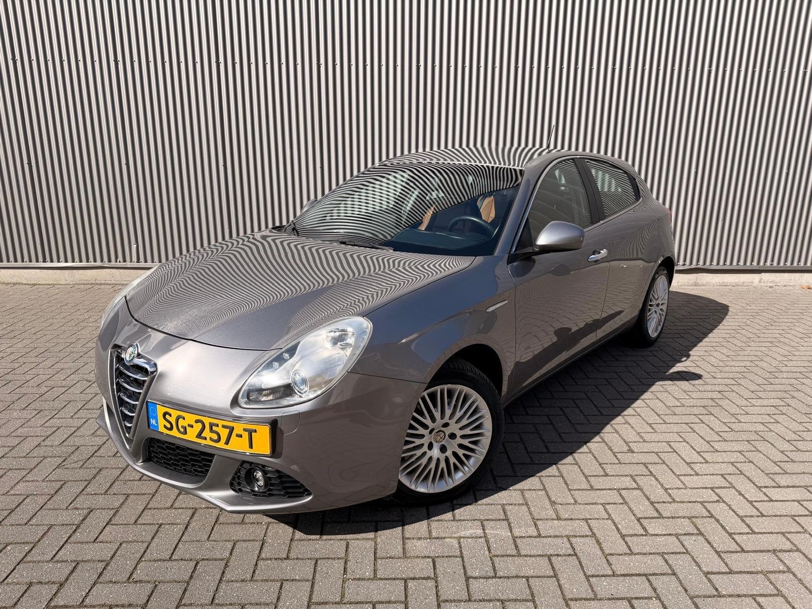 Alfa Romeo Giulietta 1.4 T Distinctive Automaat|Navi|Leder|P, Auto's, Euro 5, Beige, 4 cilinders, Leder