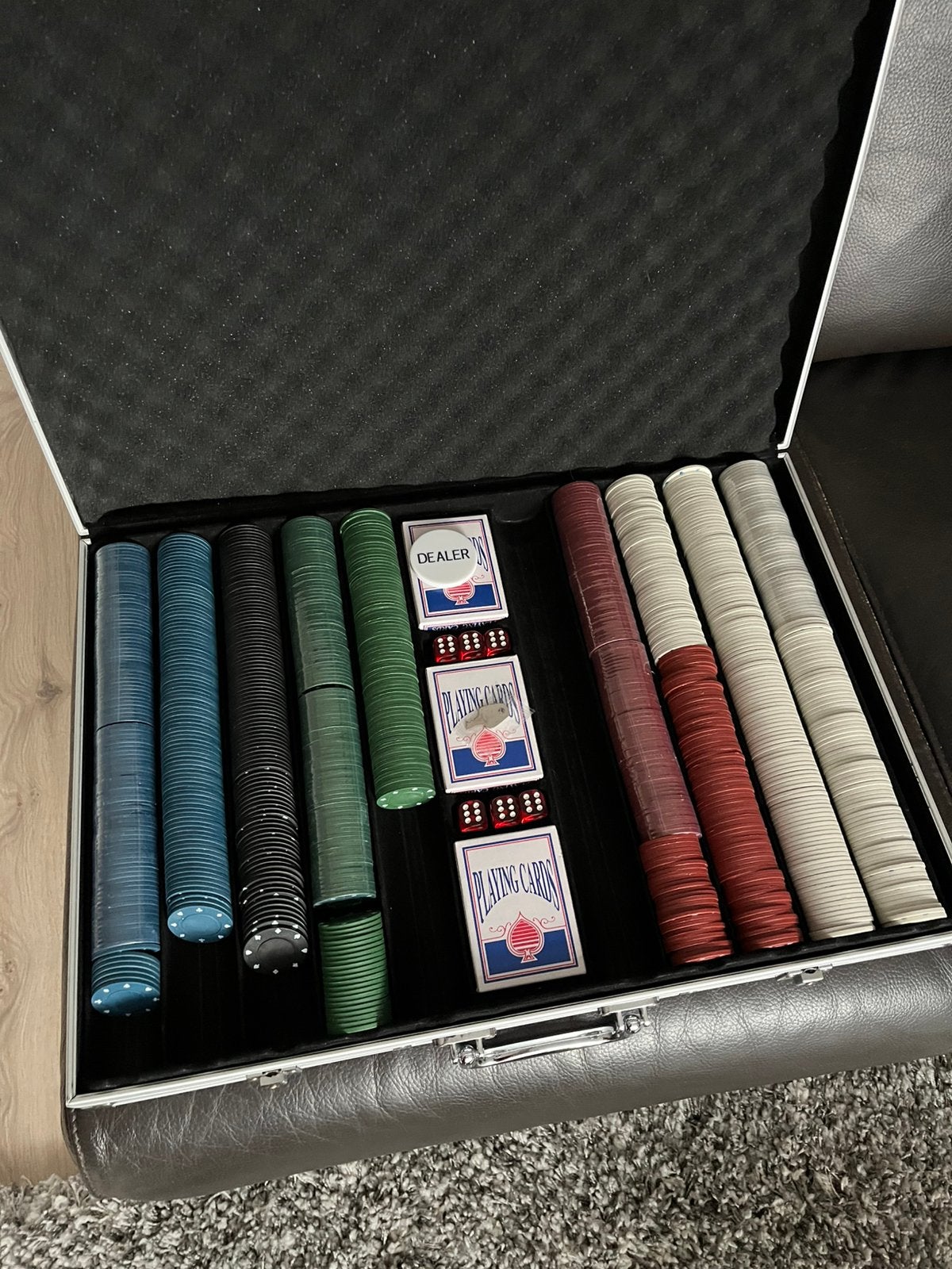 Pokerkoffer 1000 chips, Hobby en Vrije tijd, Vijf spelers of meer, Ophalen of Verzenden, Zo goed als nieuw