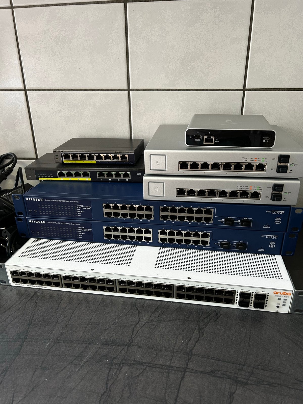 Partij netwerkswitches (Netgear, Aruba, Ubiquiti), Ophalen of Verzenden, Gebruikt