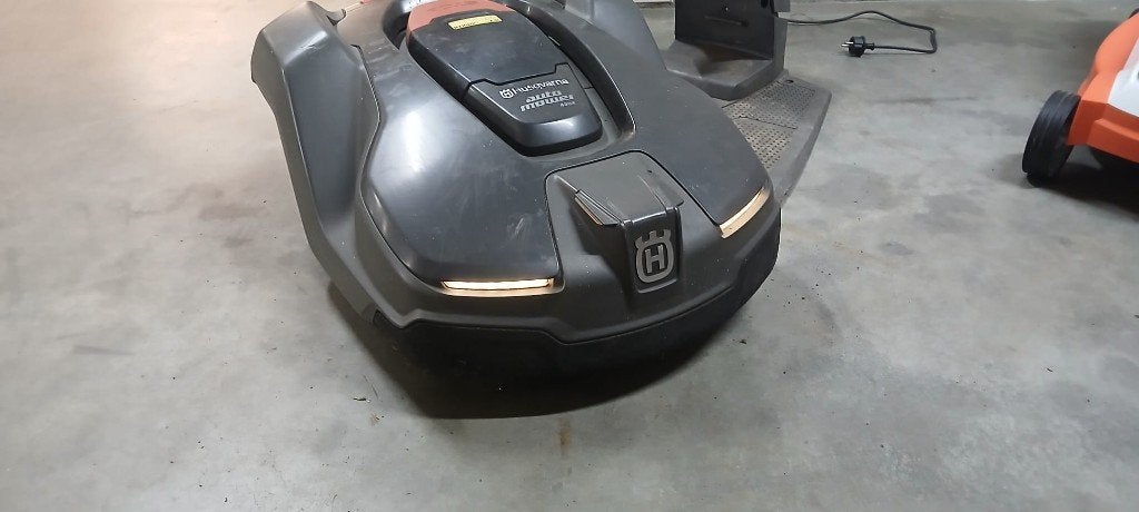 Husqvarna AC430X robotmaaier (draad), Ophalen, Gebruikt, Bestuurbaar via app, Minder dan 20 cm