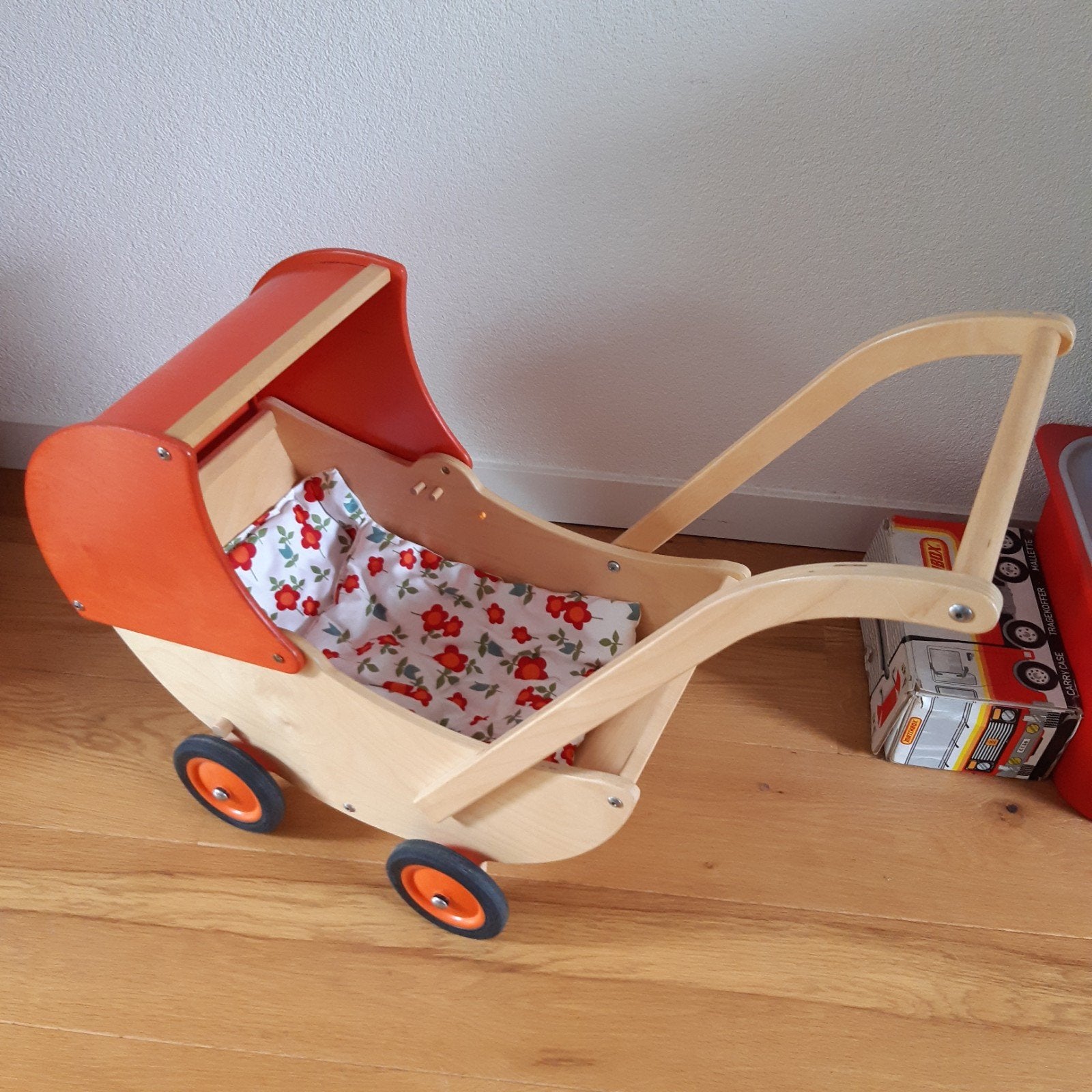 Houten poppenwagen van Mariëtte - Zo goed als nieuw, Ophalen, Zo goed als nieuw, Duw- of Trekspeelgoed