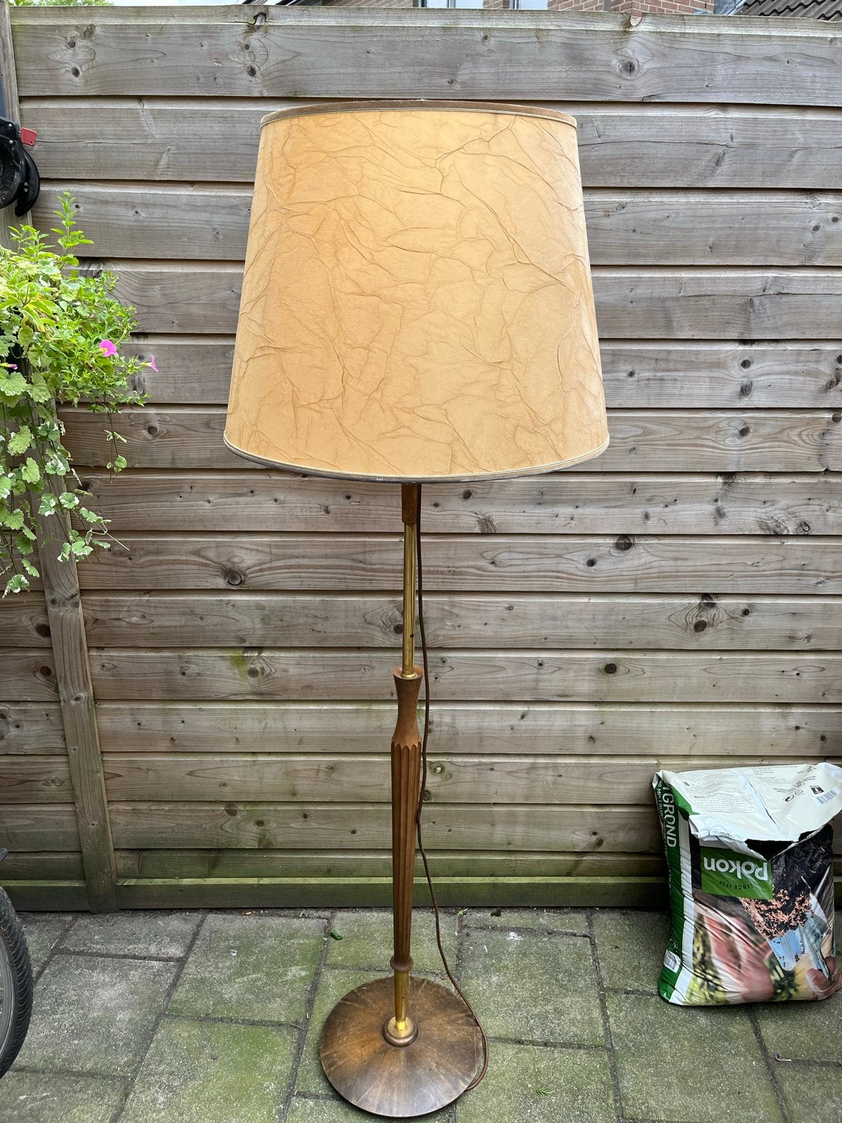 Vintage Vloerlamp met Houten en Messing Details, Huis en Inrichting, Lampen | Vloerlampen, Ophalen, Gebruikt, E27 (groot), 150 tot 200 cm