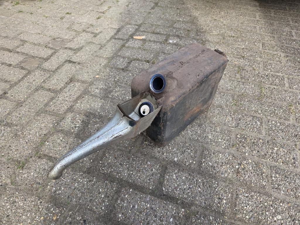 Antieke metalen jerrycan met schenktuit, Antiek en Kunst, Antiek | Overige Antiek, Ophalen