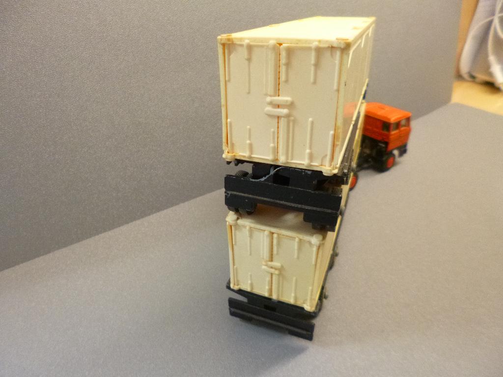 Daf 2800 met twee container opleggers Lion, Hobby en Vrije tijd, Modelauto's | 1:50, Ophalen of Verzenden, Gebruikt, Bus of Vrachtwagen