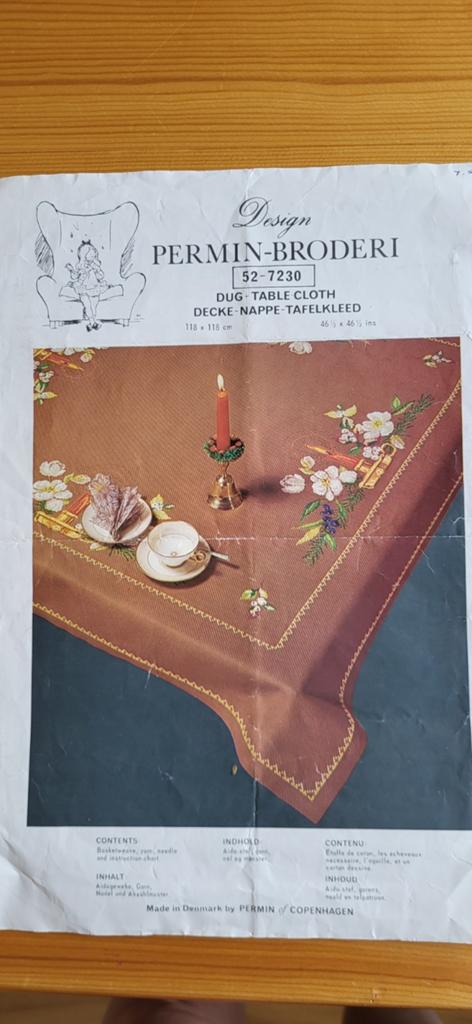 Borduurpakket rood tafelkleed, permin 52-7230, Ophalen of Verzenden, Zo goed als nieuw, Handborduren, Borduurpakket