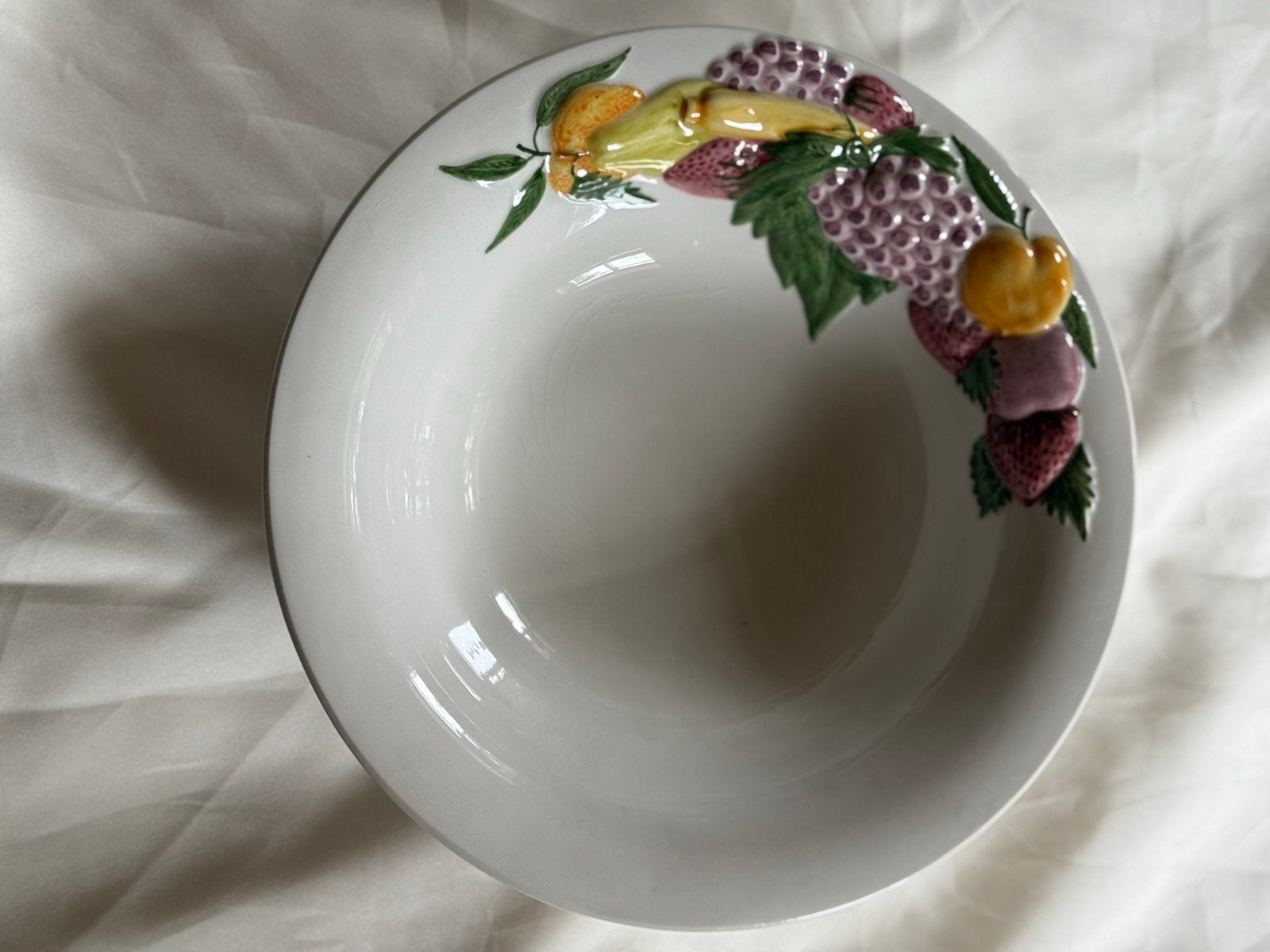 Bordallo Pinheiro diep bord met fruit decoratie, Ophalen of Verzenden, Zo goed als nieuw, Bord(en), Overige stijlen