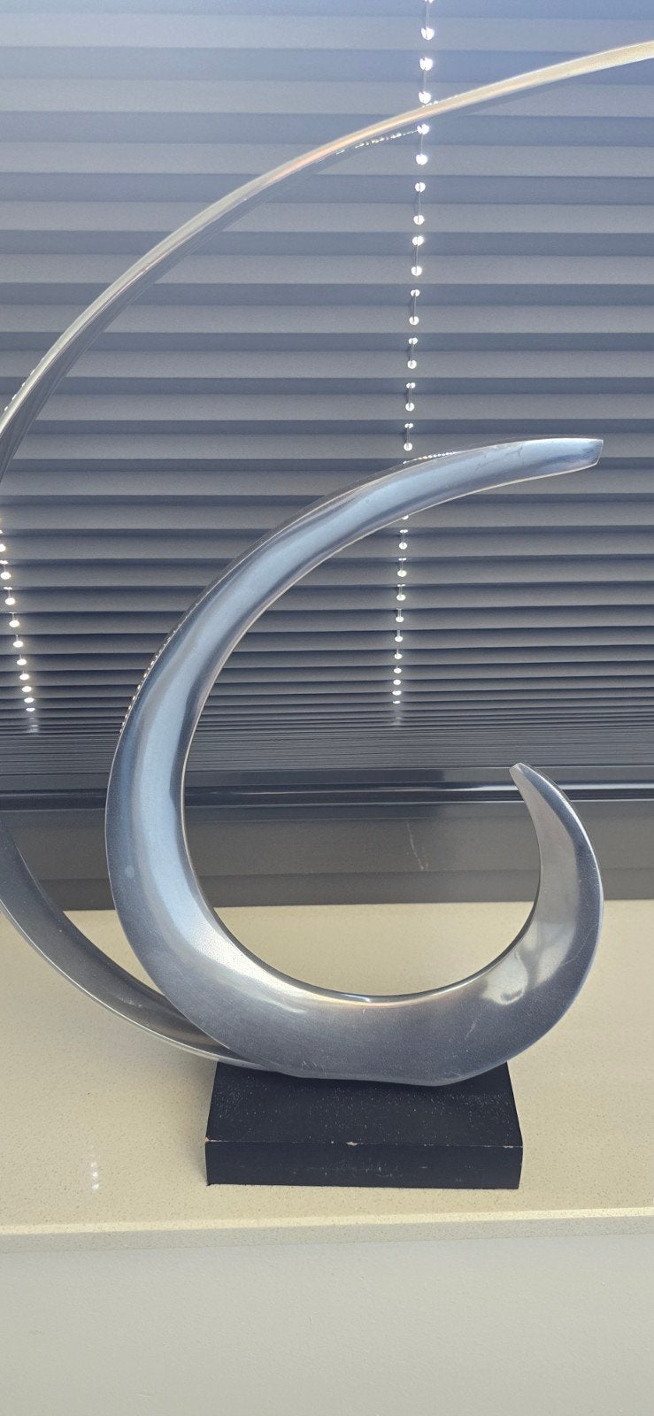 Moderne metalen sculptuur op sokkel, Zilver, Ophalen of Verzenden, 20 - 50 cm, Op sokkel