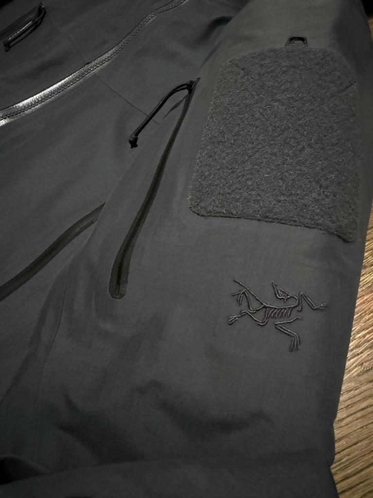 Arc’teryx LEAF Alpha pants (GEN2.2), Ophalen of Verzenden, Zo goed als nieuw, Regenjas