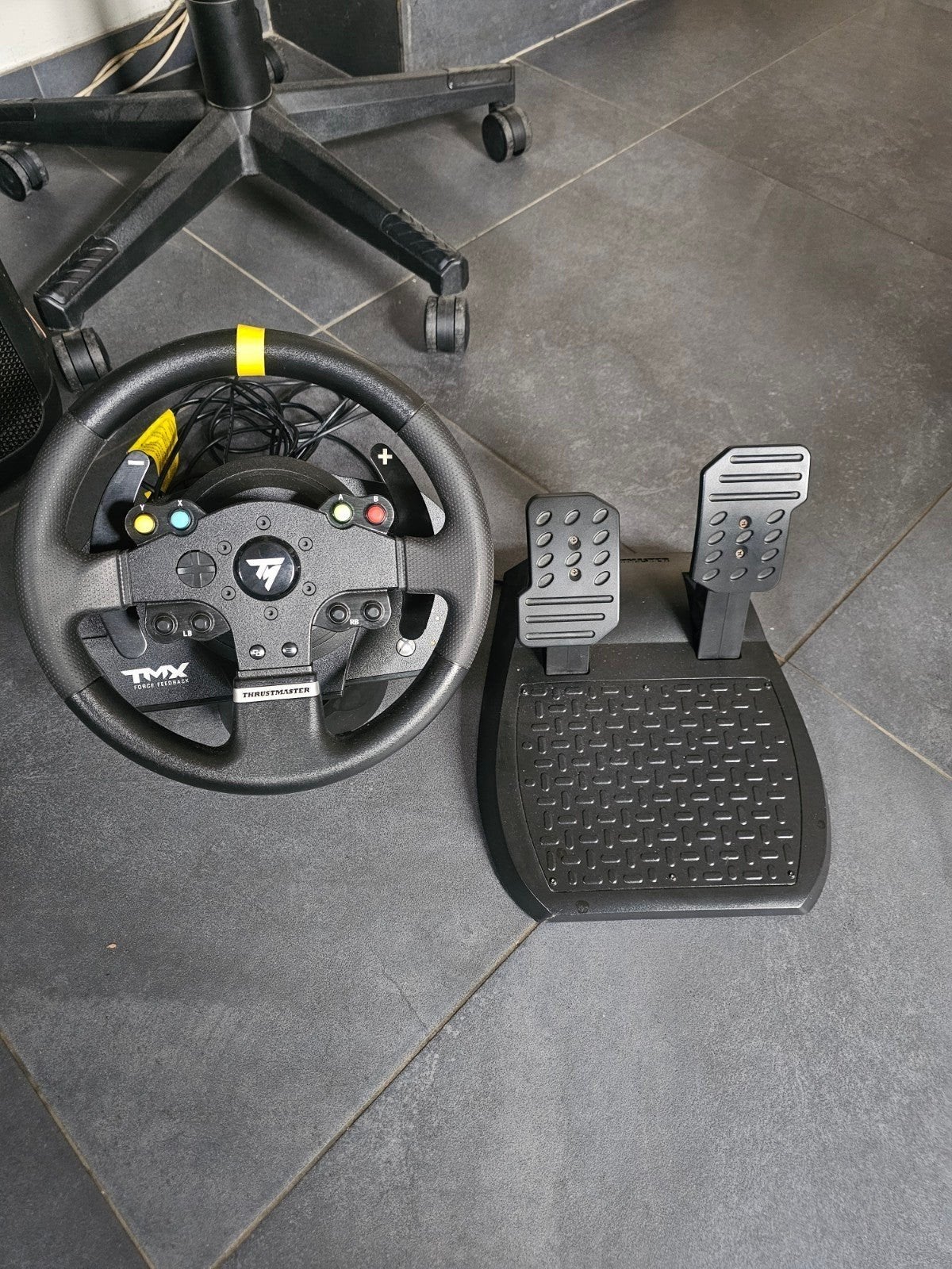 Thrustmaster TMX Force Feedback racestuur met pedalen, Ophalen, Gebruikt, Stuurtje of Sportattribuut, Xbox Series S