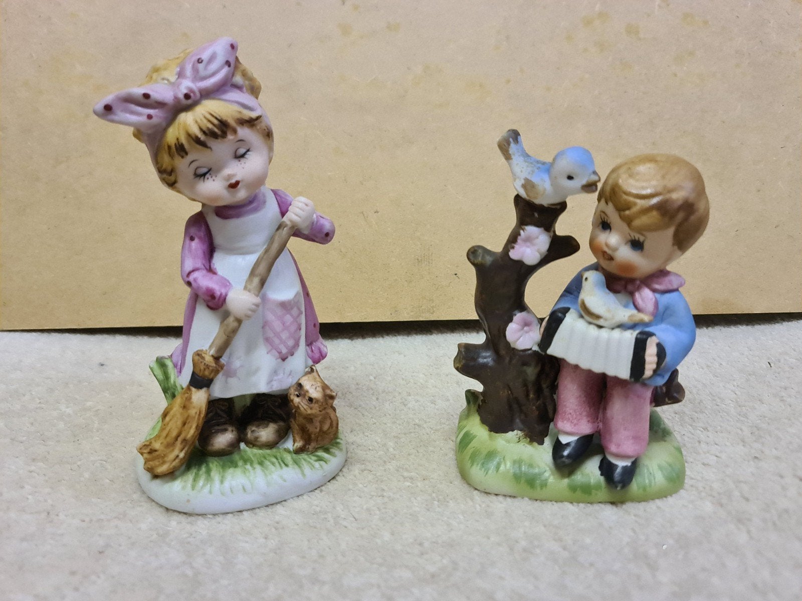 Vintage porseleinen beeldjes: meisje met bezem, jongen ac, Ophalen of Verzenden