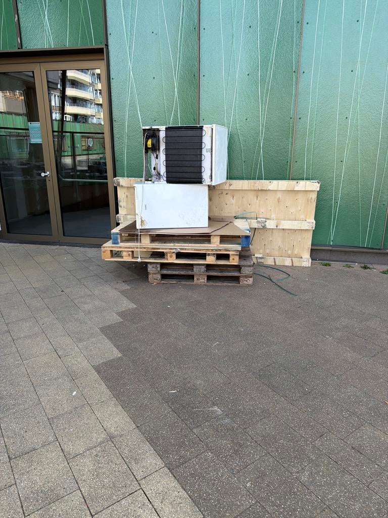 Gratis pallets en oude koelkasten, Witgoed en Apparatuur, Koelkasten en IJskasten, Niet werkend, Zonder vriesvak, Minder dan 75 liter