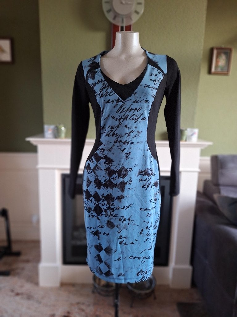 Eroke blauw zwart body cocon jurk IT 46 NL 40, Kleding | Dames, Jurken, Maat 42/44 (L), Zo goed als nieuw, Knielengte, Eroke