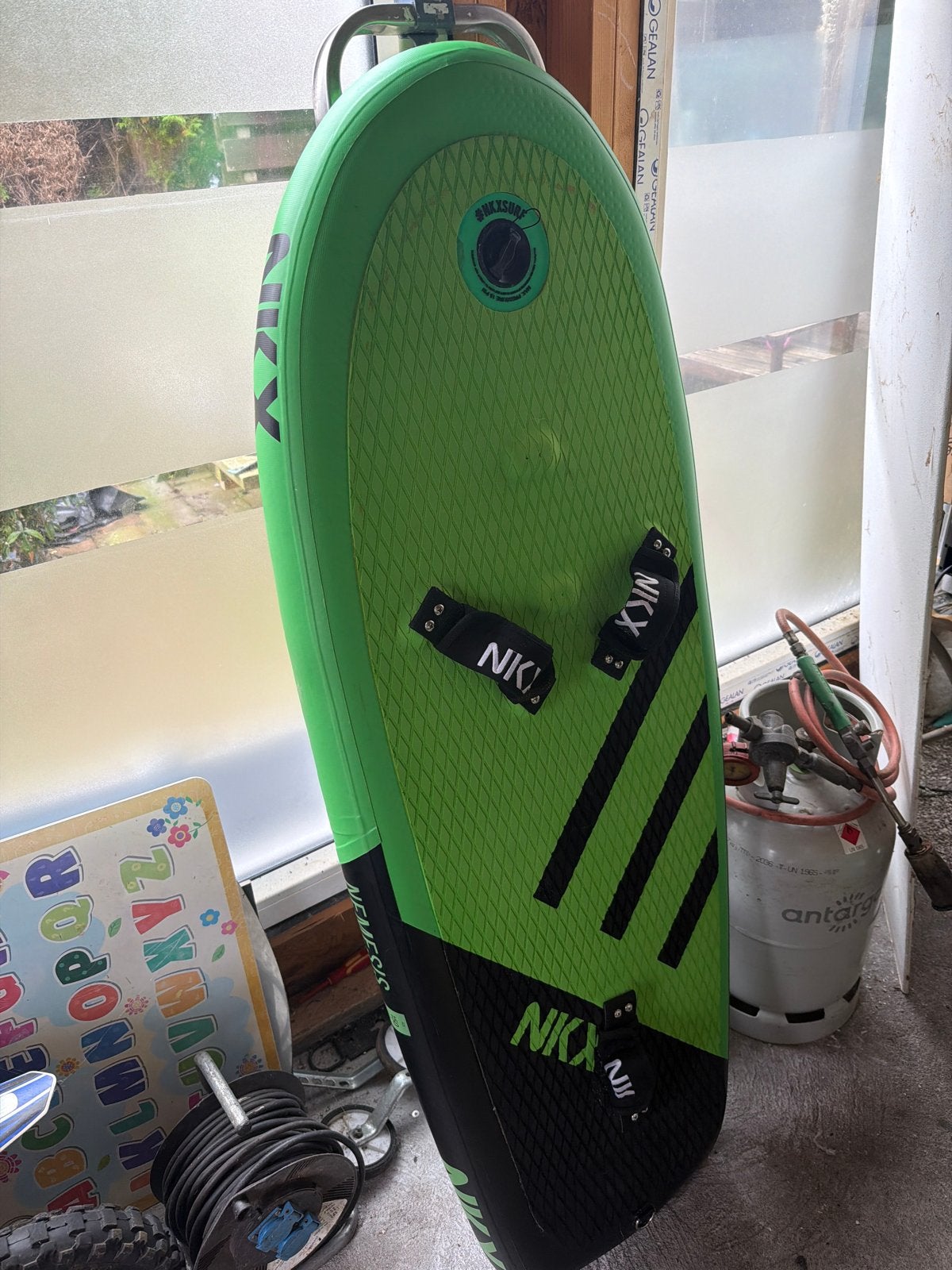 NKX Nemesis wingfoilboard 70L - Zo goed als nieuw, Watersport en Boten, Ophalen of Verzenden, Zo goed als nieuw, Wingsurf-board