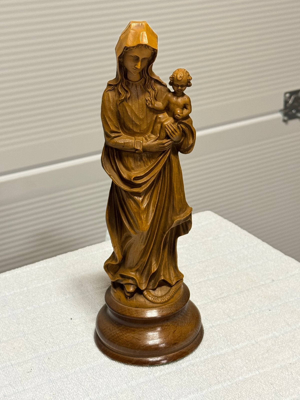 Maria met kind - Religieus kunsthars, Ophalen of Verzenden, Handgemaakt, 20 - 50 cm, Beeld