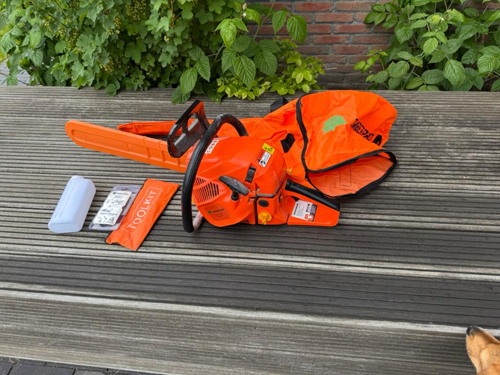 Kettingzaag paar keer gebruikt, met 1 nieuwee ketting erbij., Ophalen, 70 mm of meer, Kettingzaag, Zo goed als nieuw