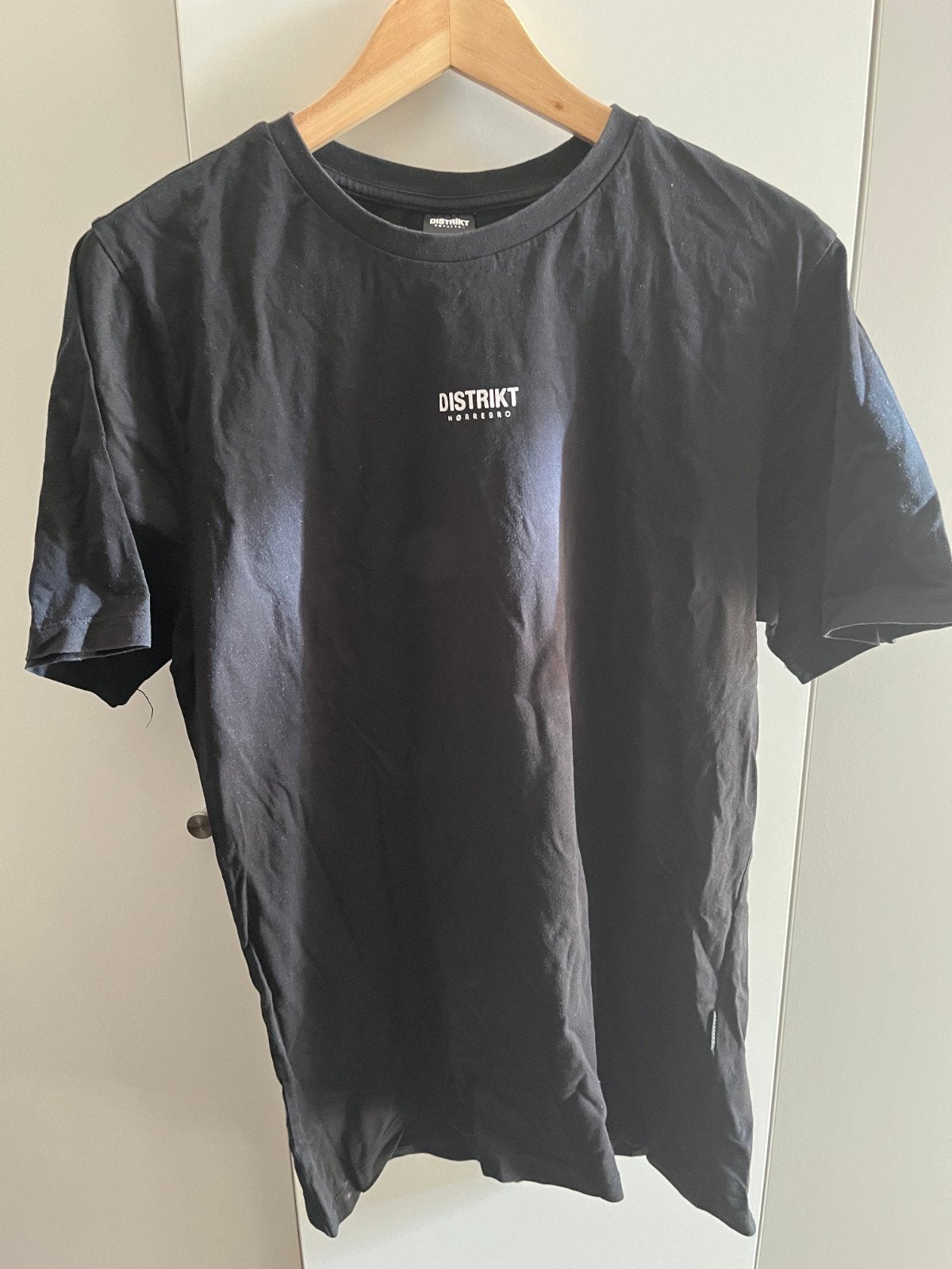 Zwart t-shirt Distrikt maat L in nieuwstaat, Maat 52/54 (L), Zwart, Ophalen of Verzenden, Zo goed als nieuw