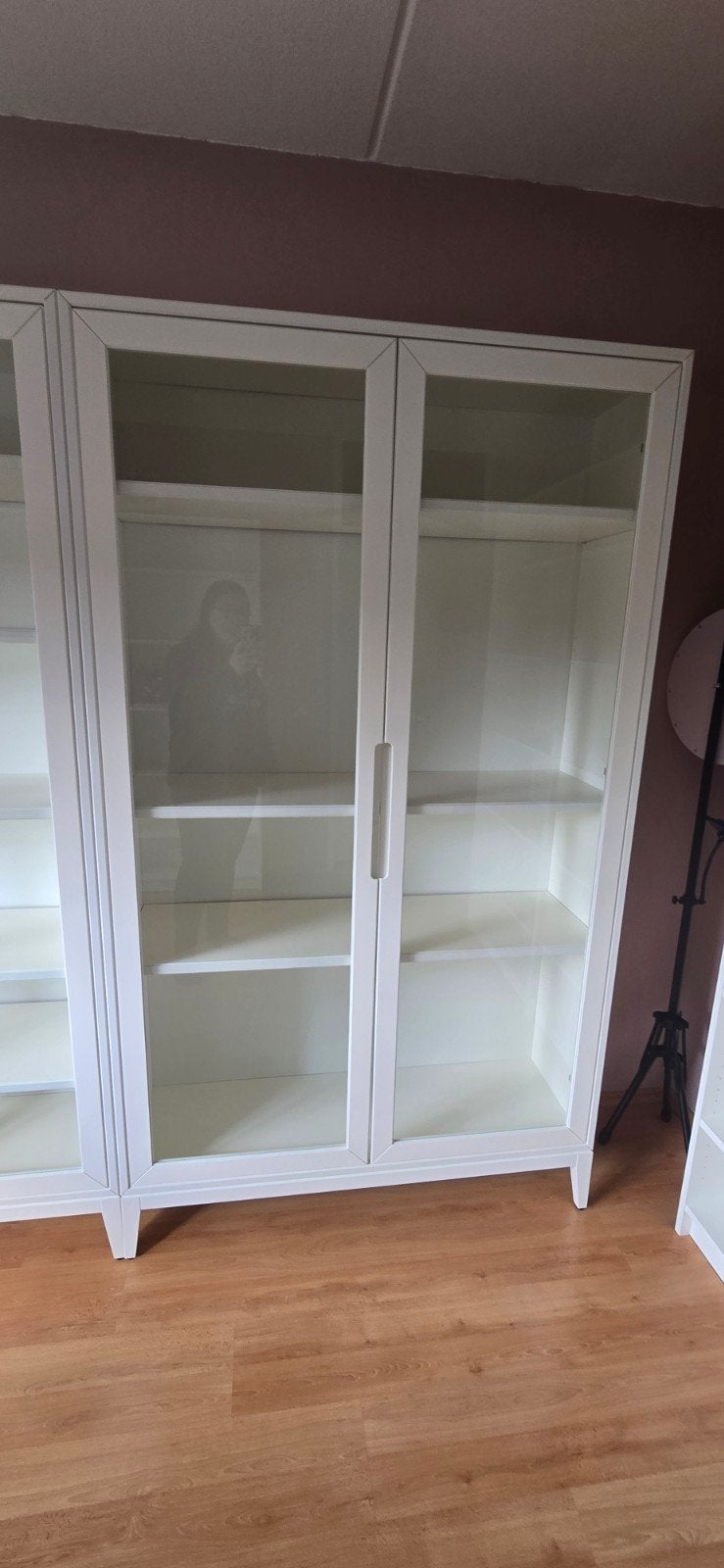 Witte vitrinekast met glazen deuren en planken, Ophalen, 100 tot 150 cm, Overige houtsoorten, Modern