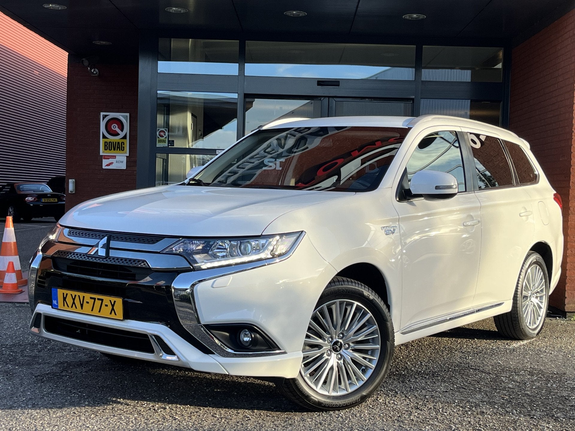 Mitsubishi Outlander 2.4 PHEV Intense+ // HALF-LEDER/ALCANTA, Automaat, Zwart, 1865 kg, Wit