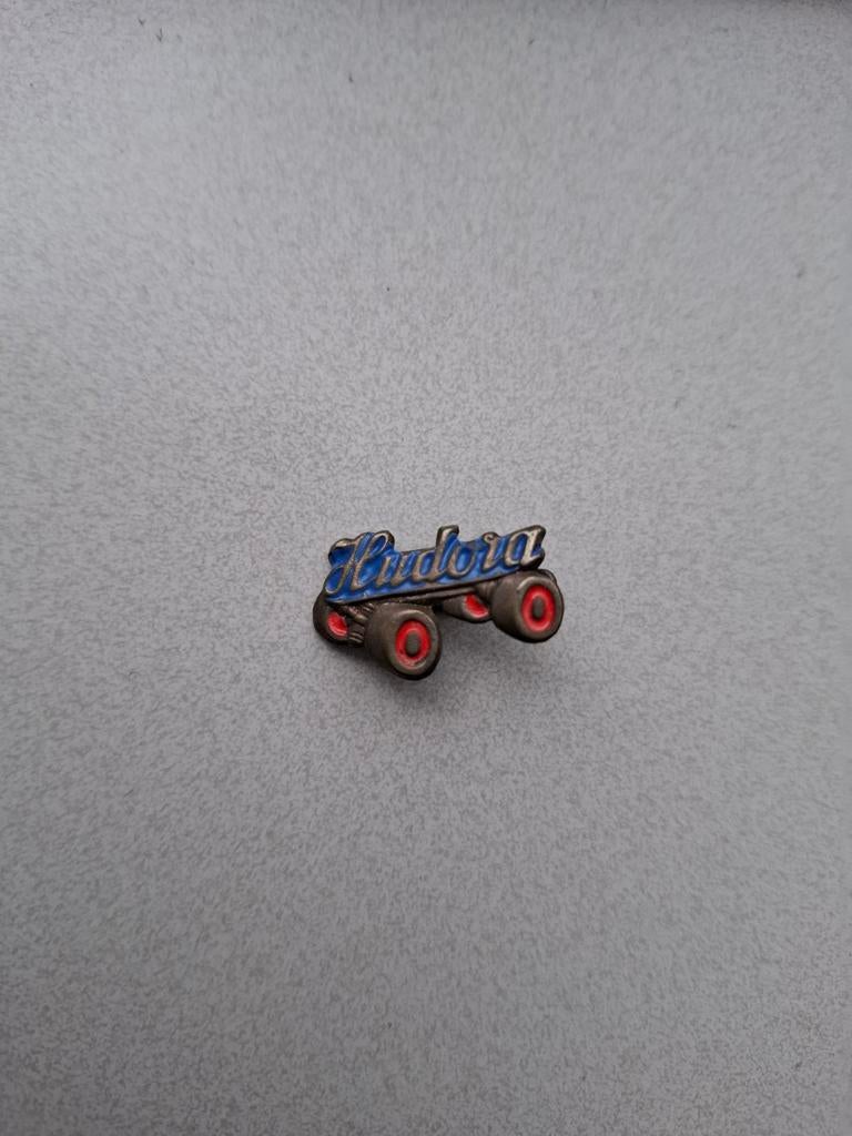 Vintage speldje pin Hudora rolschaats, Ophalen of Verzenden