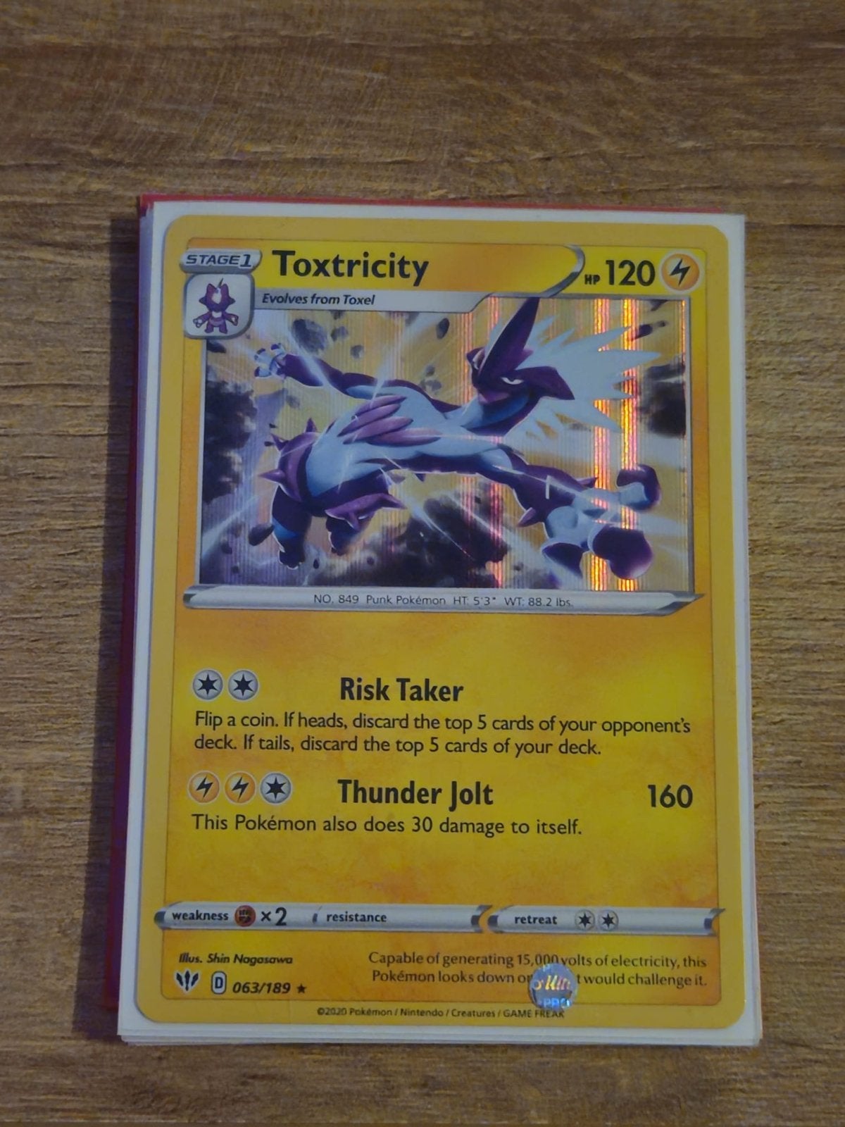 Toxtricity Pokémon Kaart - 063/189 - Zeldzaam, Ophalen of Verzenden, Zo goed als nieuw, Losse kaart