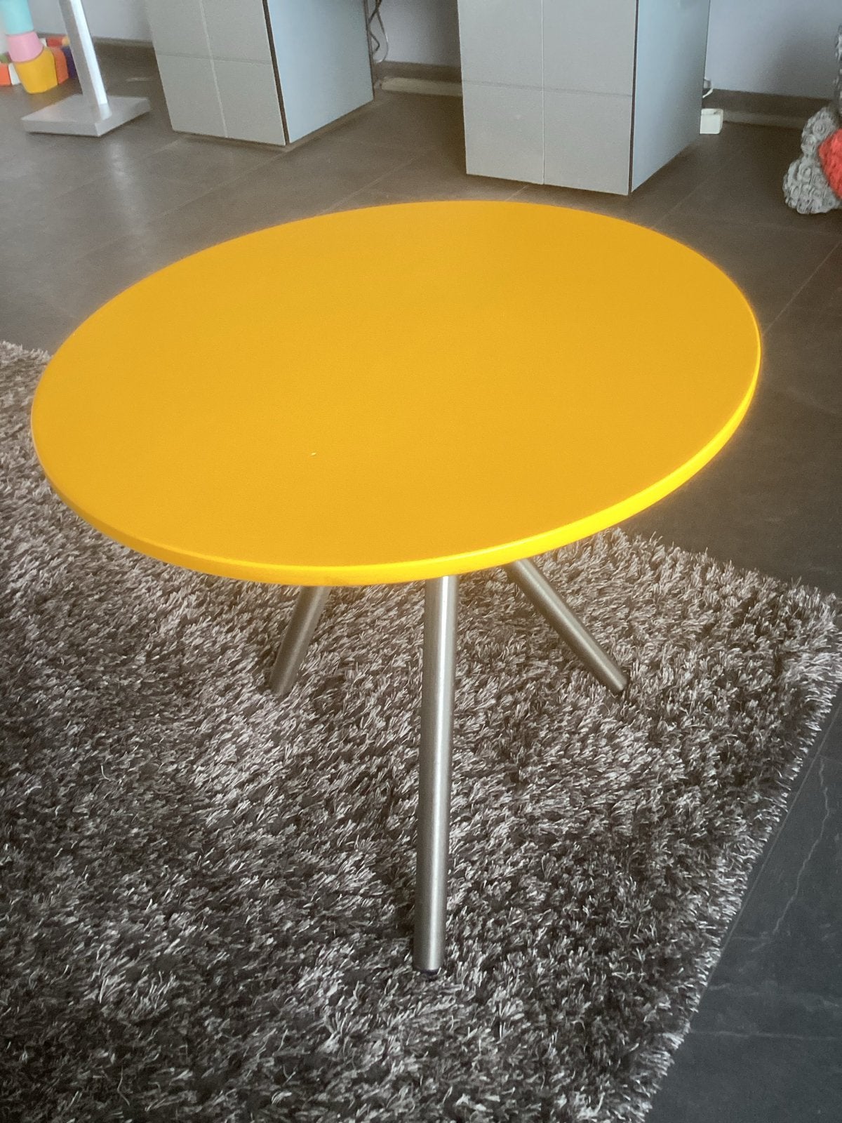 Gele ronde salontafel met metalen poten, Huis en Inrichting, Tafels | Bijzettafels, Ophalen, Minder dan 45 cm, Minder dan 55 cm