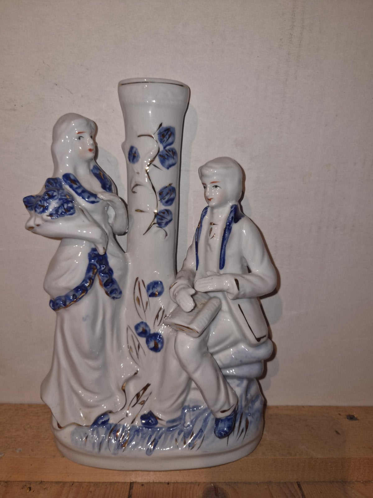 Antiek Porseleinen Beeldje: Romantisch Paar met Vaas, 24 cm, Antiek en Kunst, Ophalen of Verzenden