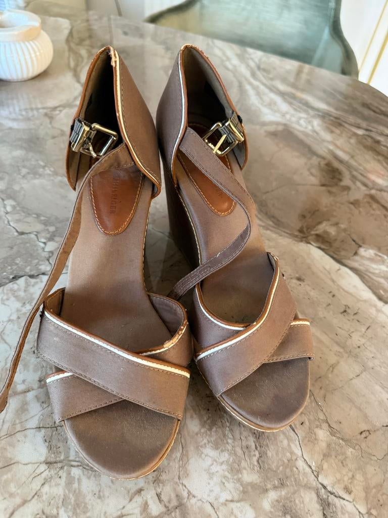 Tommy Hilfiger sleehakken bruin maat 39, Bruin, Gedragen, Sandalen of Muiltjes, Ophalen of Verzenden
