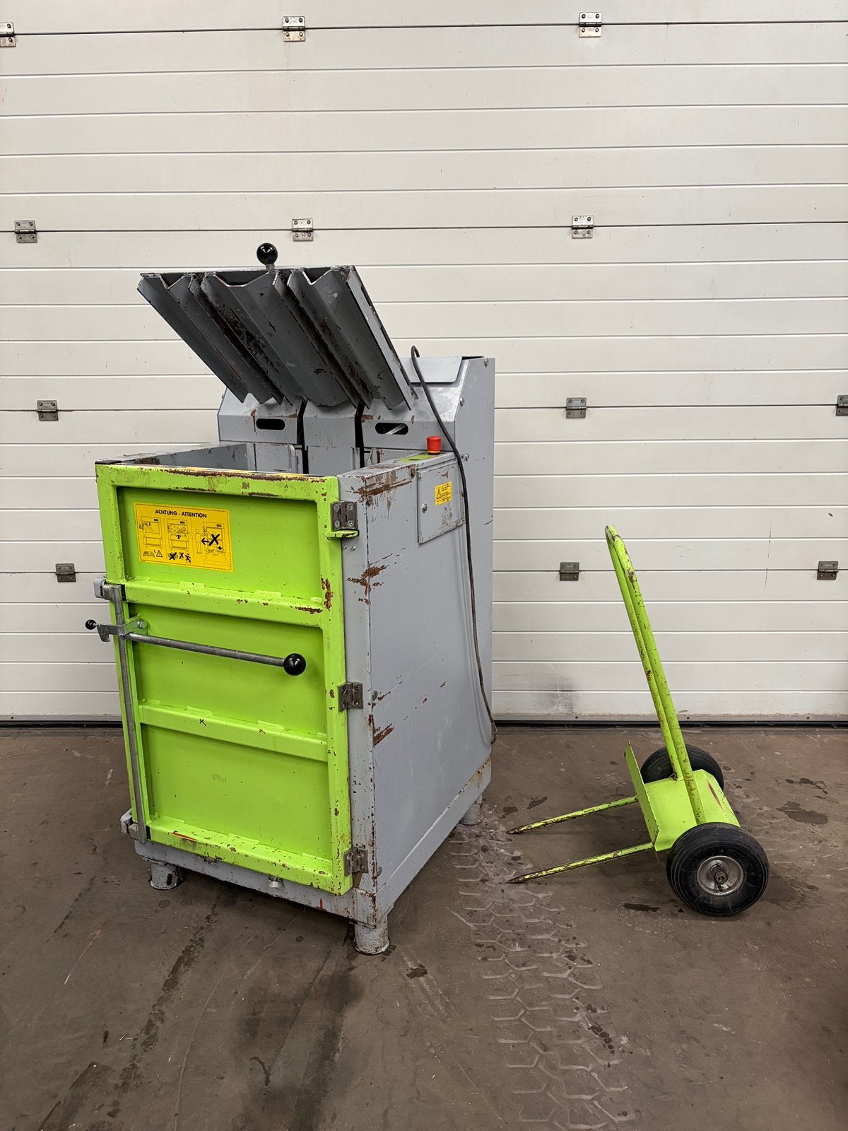 Kartonpers papierpers recycle afvalpers balenpers foliepers, Tuin en Terras, Kloofmachines, Ophalen of Verzenden, Zo goed als nieuw
