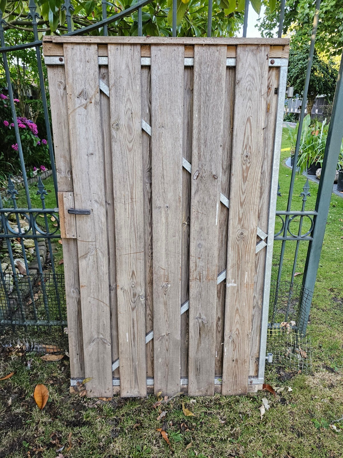 Houten tuinpoort met metalen frame en 3 betonpalen, Ophalen, Met poort, Gebruikt, Tuinhek