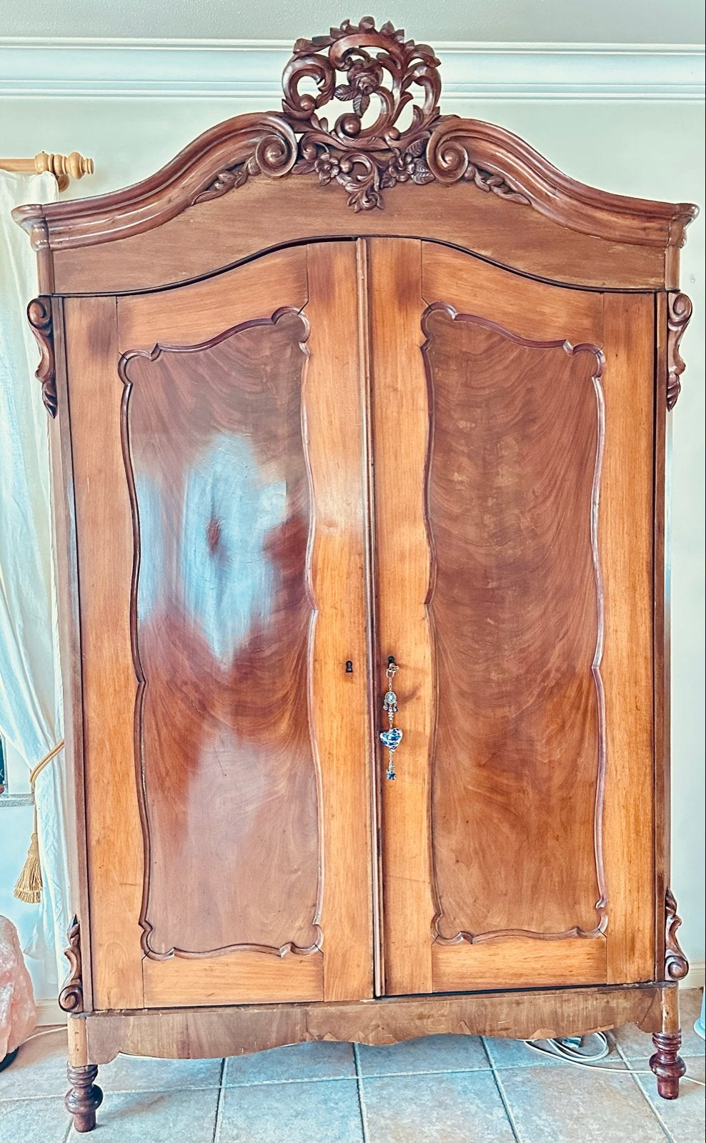 Antieke houten kast met sierlijk houtsnijwerk, Ophalen