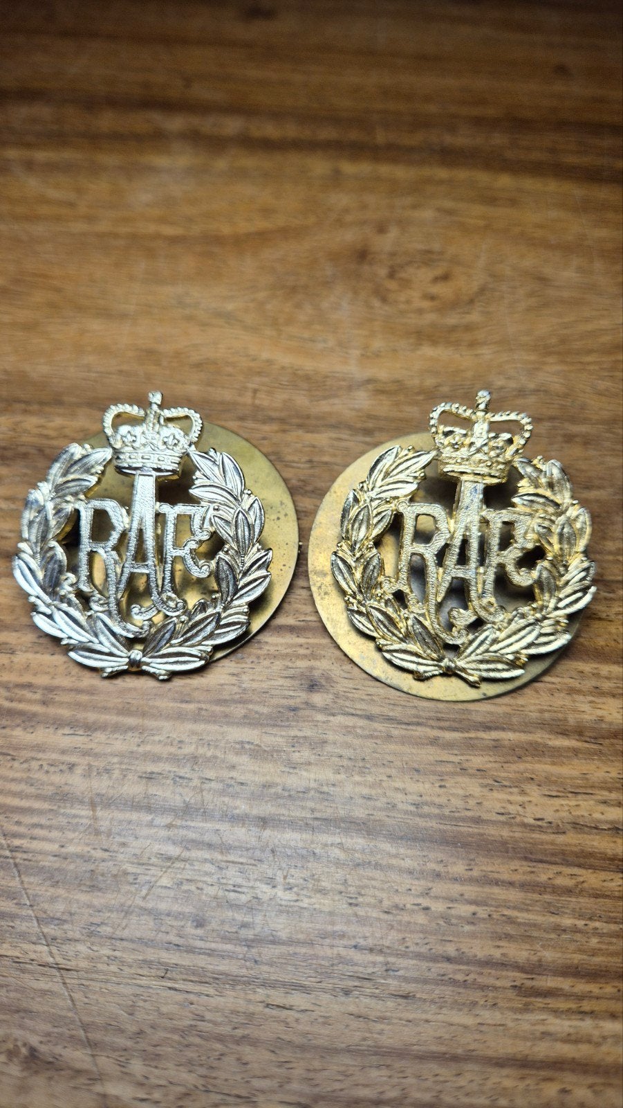2x RAF embleem van koper met sluitpin, Verzenden, Luchtmacht, Engeland, Embleem of Badge