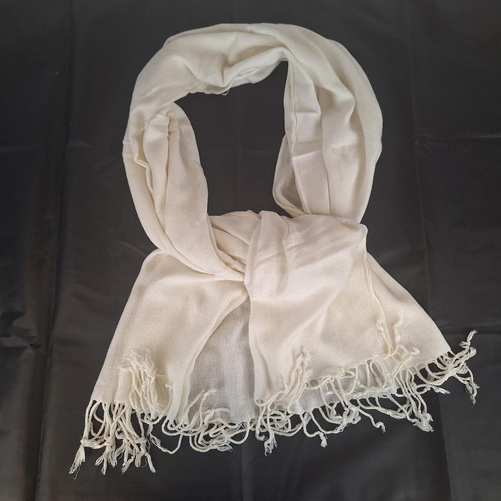 Dunne brede sjaal, shawl, das met franjes, off-white, Kleding | Dames, Ophalen of Verzenden, Zo goed als nieuw, Maat 46/48 (XL) of groter