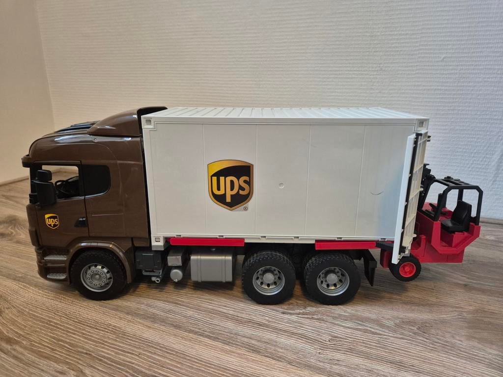 Scania UPS vrachtwagen met 6 pallets en palletwagen, Ophalen, Gebruikt