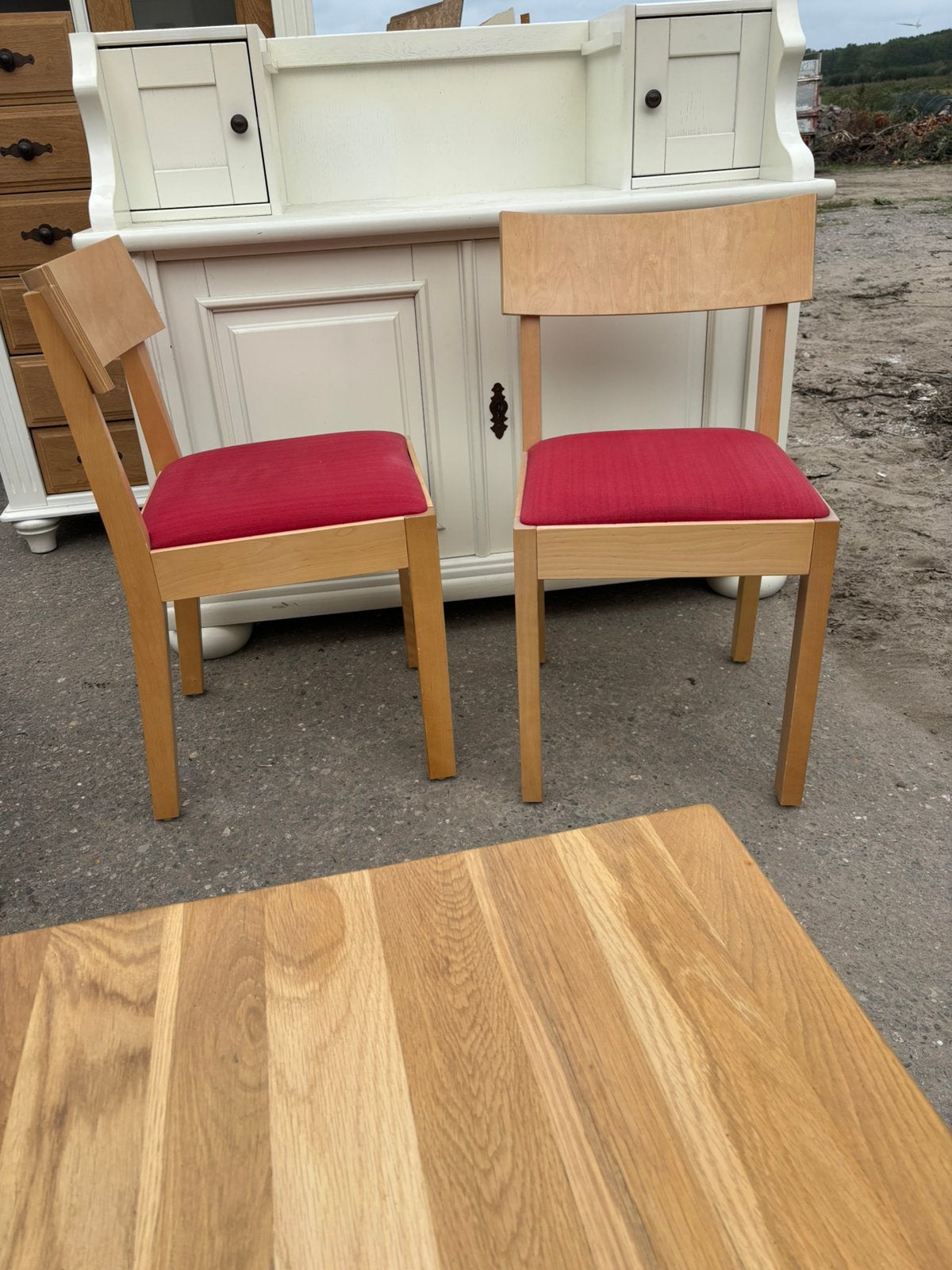 2 vintage Scandinavische houten eetkamerstoelen – rood, Huis en Inrichting, Ophalen of Verzenden, Zo goed als nieuw, Nvt, Nvt